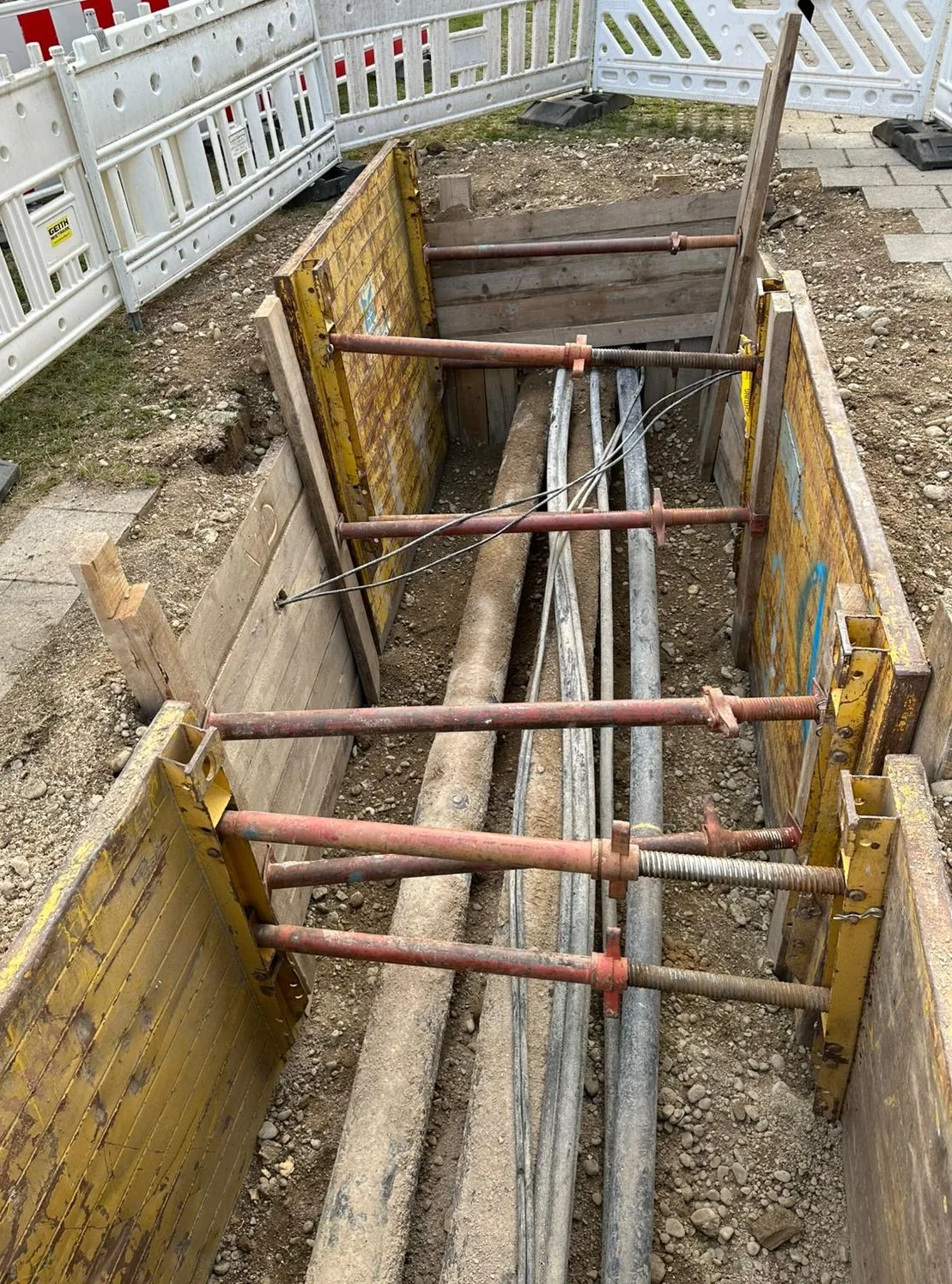 Gesicherter Leitungsgraben mit Verbau